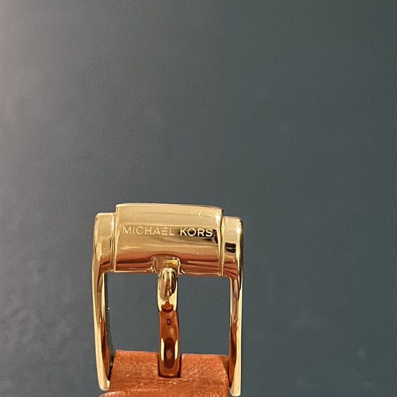 Authentic Michael Kors Women’s Watch, MK-2521 in Gold & Leather Strap Detail - Picture 9 of 16
